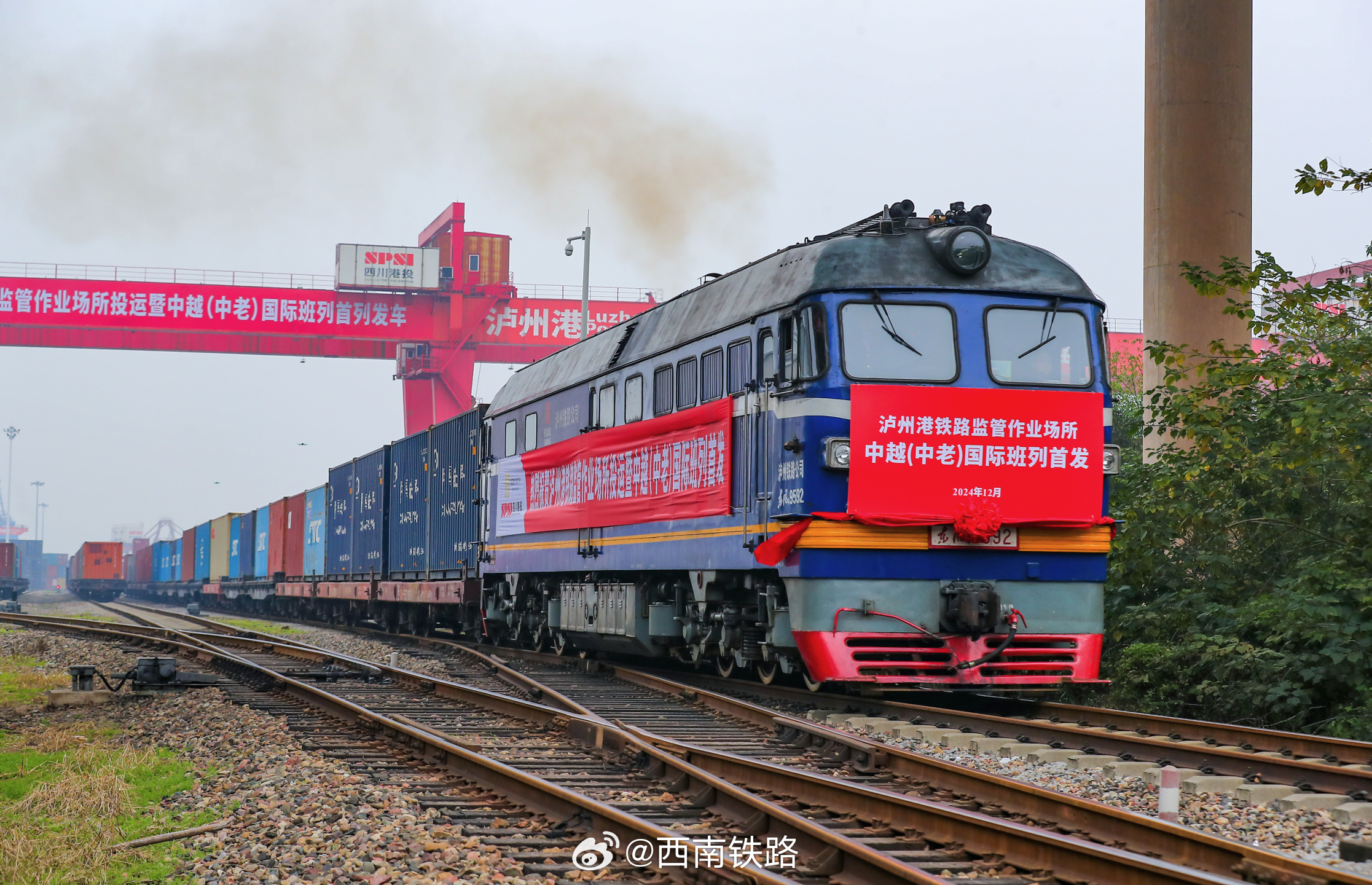 中越铁路最新动态，小巷中的铁路风情与特色小店探秘