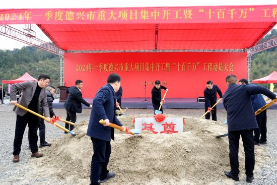 德兴最新新闻,城市中的温馨日常与友情力量展现