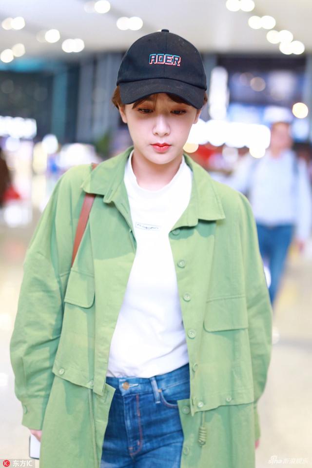 杨紫最新机场照曝光,一线明星的时尚出行魅力展示