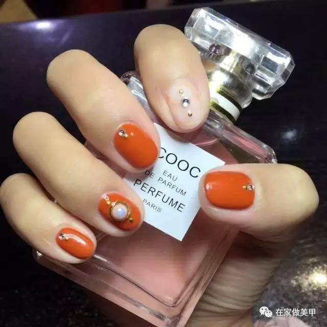 最新美甲流行趋势,让你瞬间成为时尚焦点!