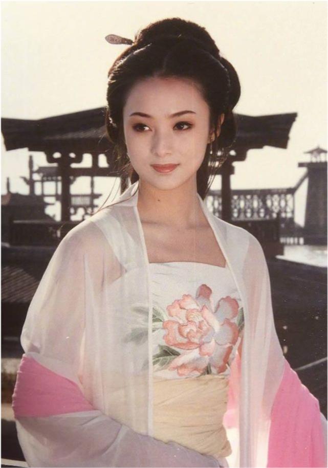 年轻离世的女明星与科技新星，高科技产品重塑生活体验纪念篇