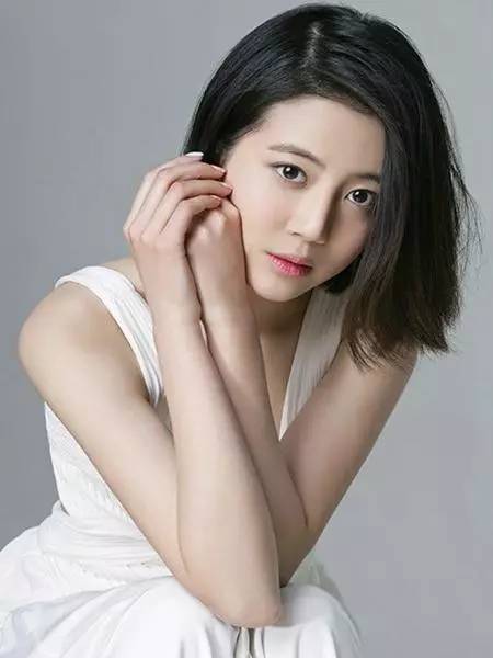 璀璨星光下的女演员，魅力无限的美颜传奇