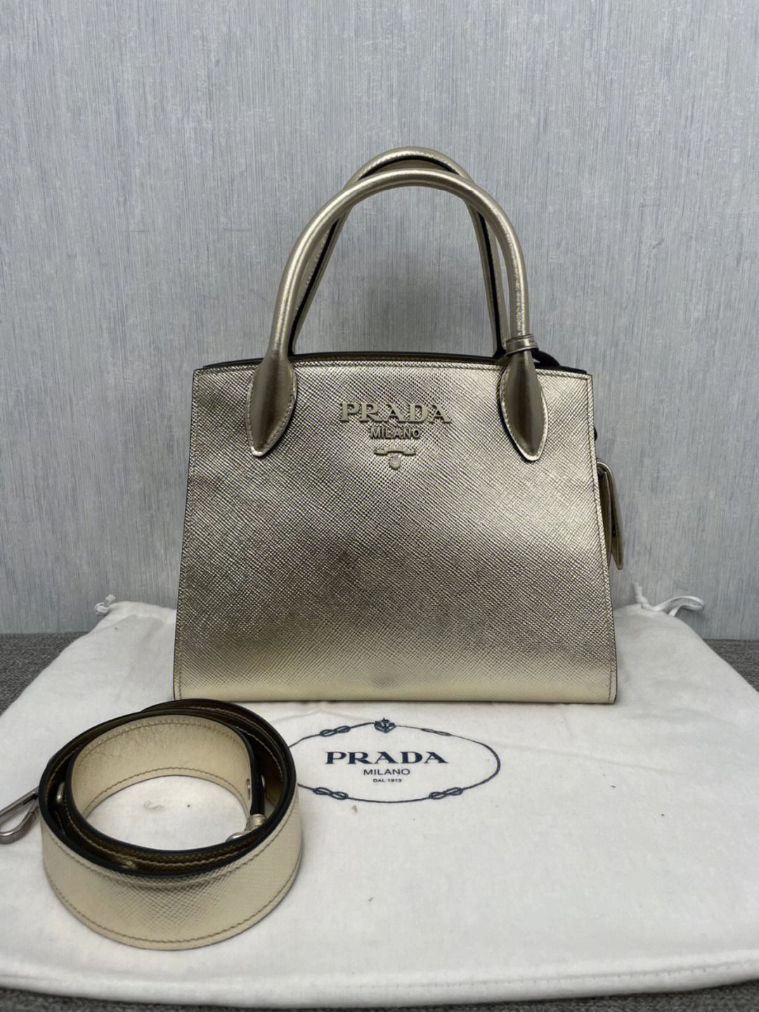 Prada最新款女包，变化的力量与自信成就的象征
