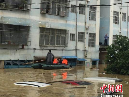 湖南暴雨最新消息，暴雨中的励志故事与变化带来的自信与成就感