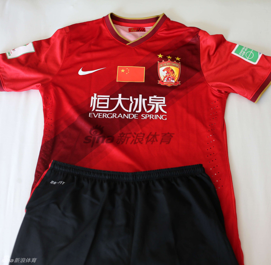 恒大最新队服，小巷深处的时尚风采揭秘
