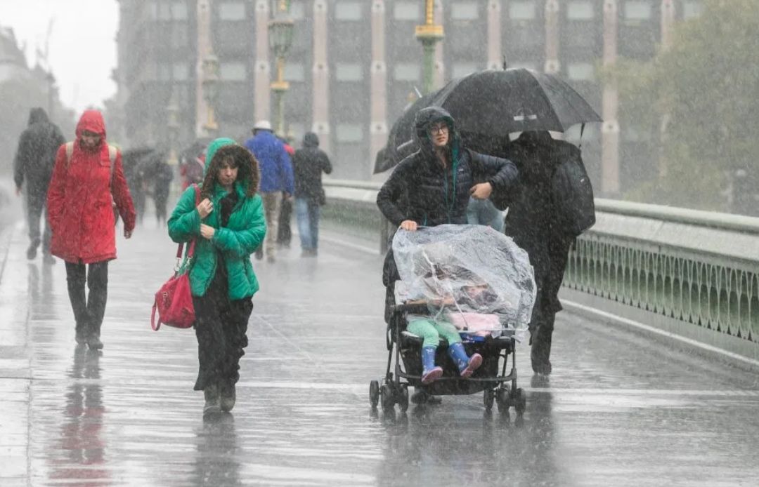 英国暴雨下的隐秘小巷宝藏，探索特色小店的冒险之旅