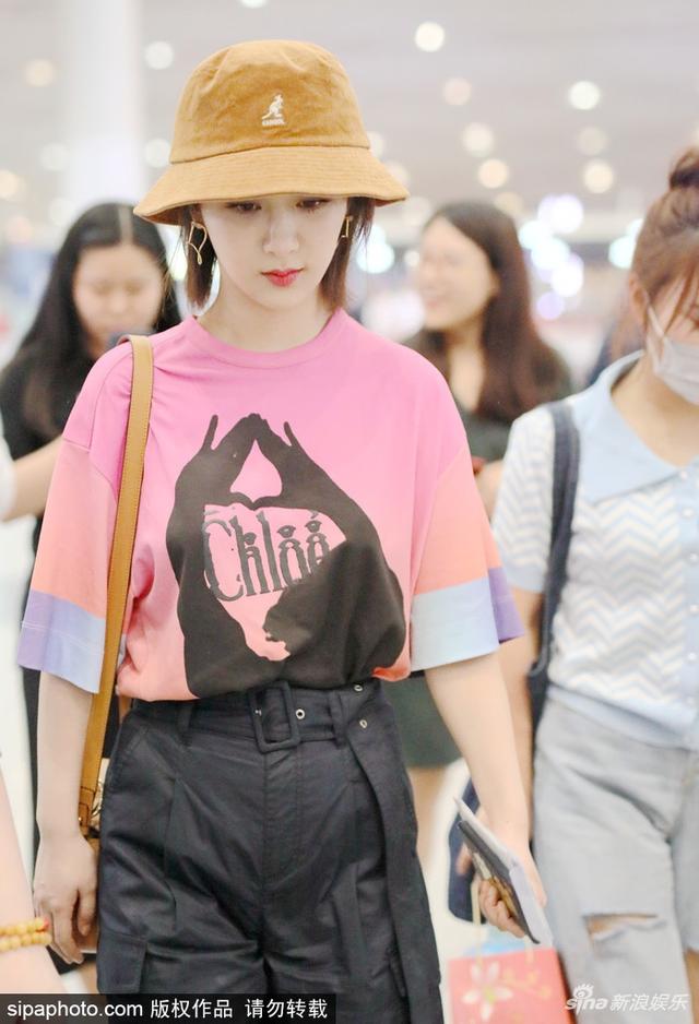 杨紫最新机场照曝光，一线明星的时尚出行魅力展示